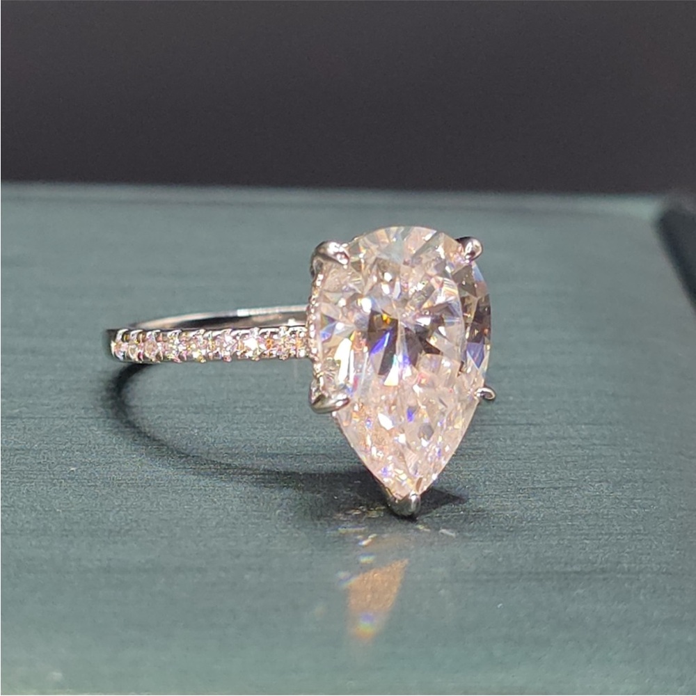 ✨ 4ct Pear-Cut Moissanite
Diamond Ring - Size 6 S925
Silver Hidden Halo Det